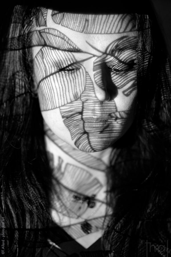 Portrait en noir et blanc avec une vidéo projection