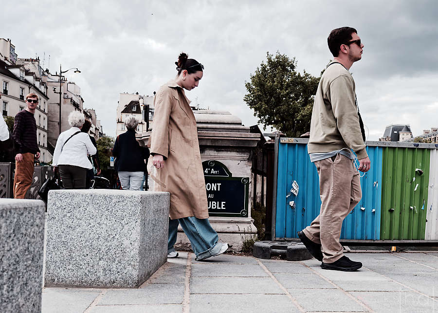 2 passants devant le panneau du Pont au Double à Paris