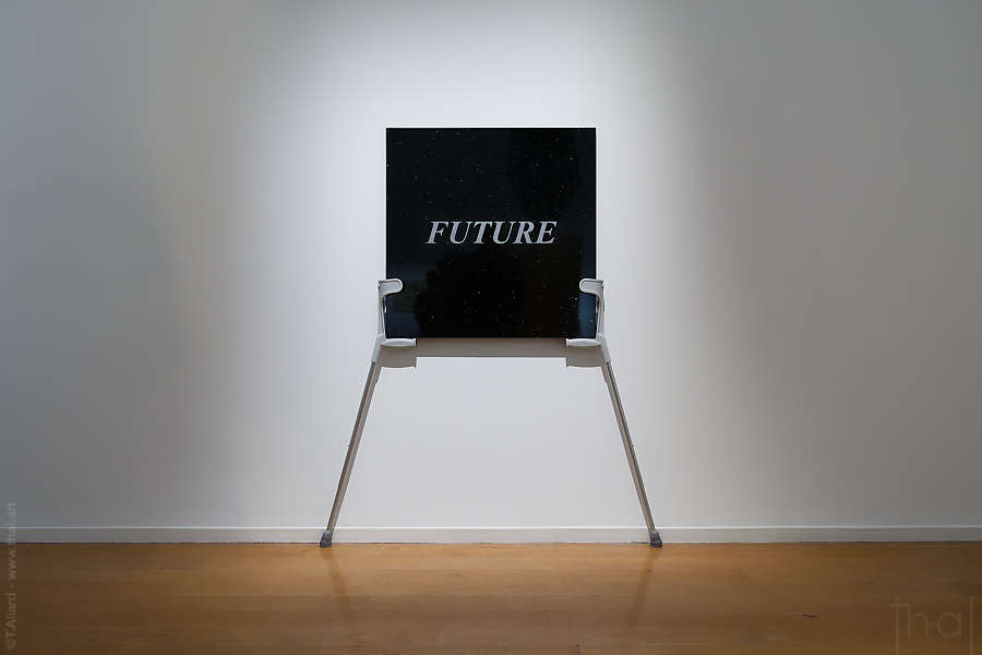 carré en granit sur lequel est inscrit le mot FUTURE