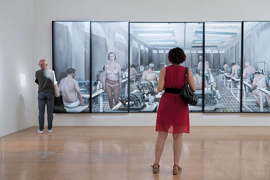 femme de dos devant Instrument of Activity de Biljana Durdevic au macLYON