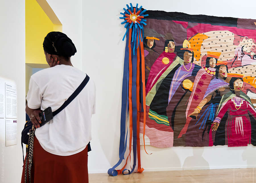 femme de dos devant l’œuvre Rito de Iniciación, JAZ