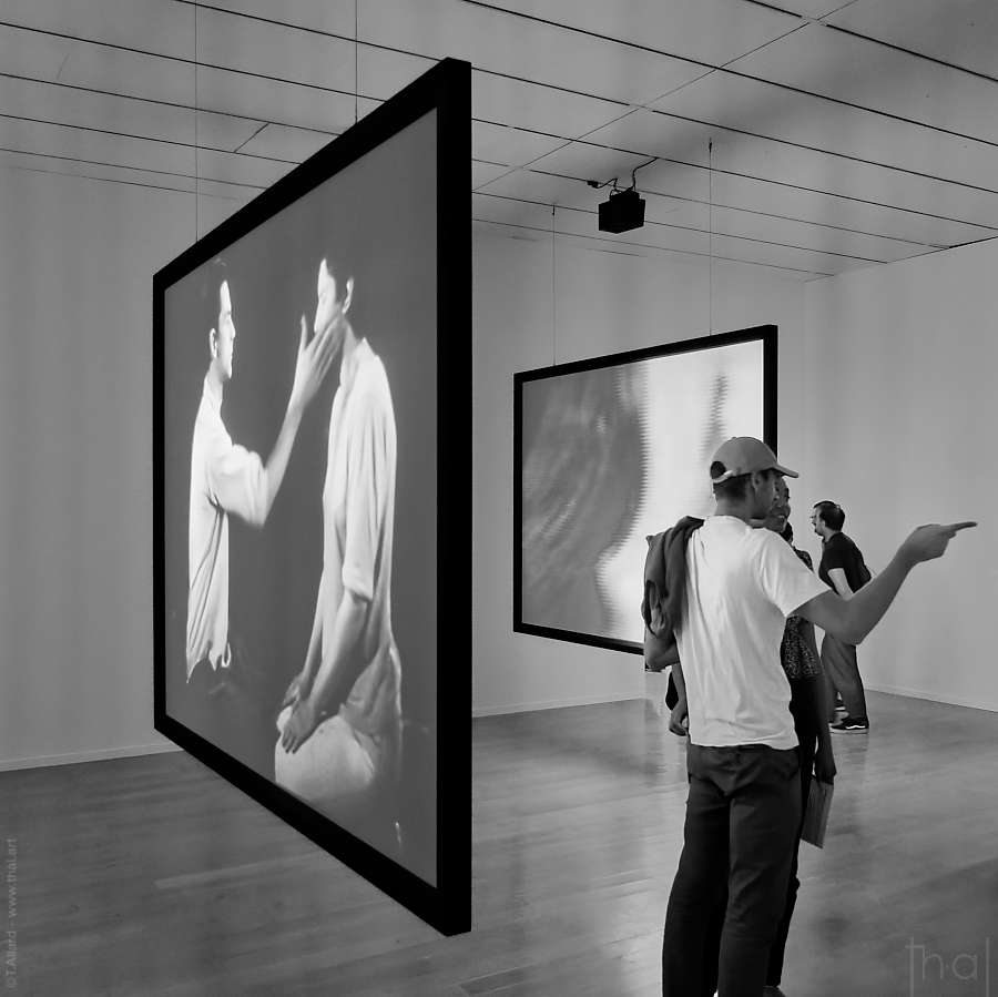 projection vidéo d'un couple se donnant des claques au macLYON