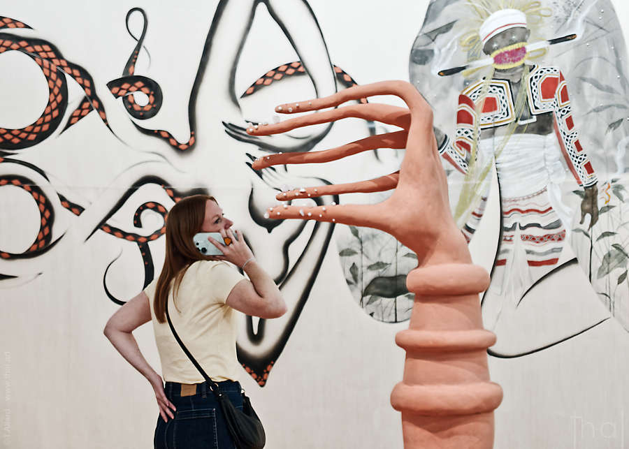 femme au téléphone devant Only Enough Air for Myself - Rajni Perera