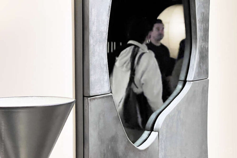 reflet de visiteurs du PAD Paris dans un miroir argent
