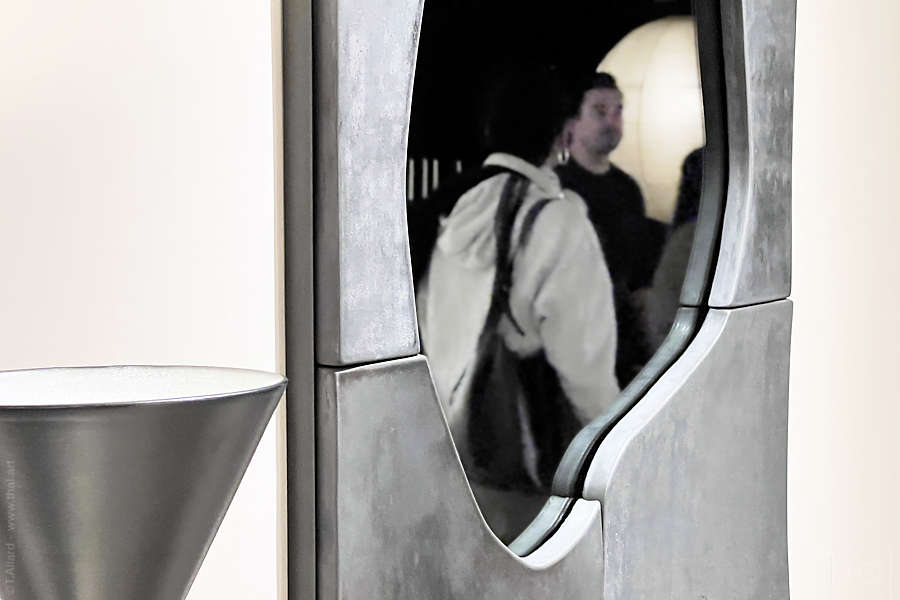 reflet de visiteurs du PAD Paris dans un miroir argent