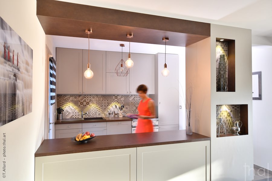 Floutage de personne dans une cuisine décorée