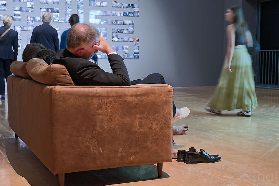 homme assoupi dans un canapé au macLYON