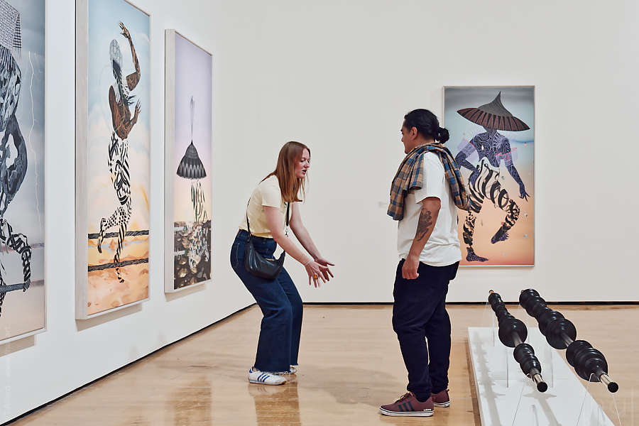Jeune femme mimant un tableau au macLYON