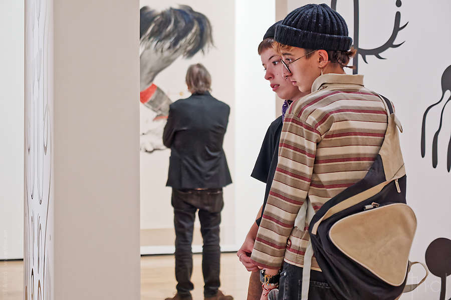 couple regardant un tableau au macLYon