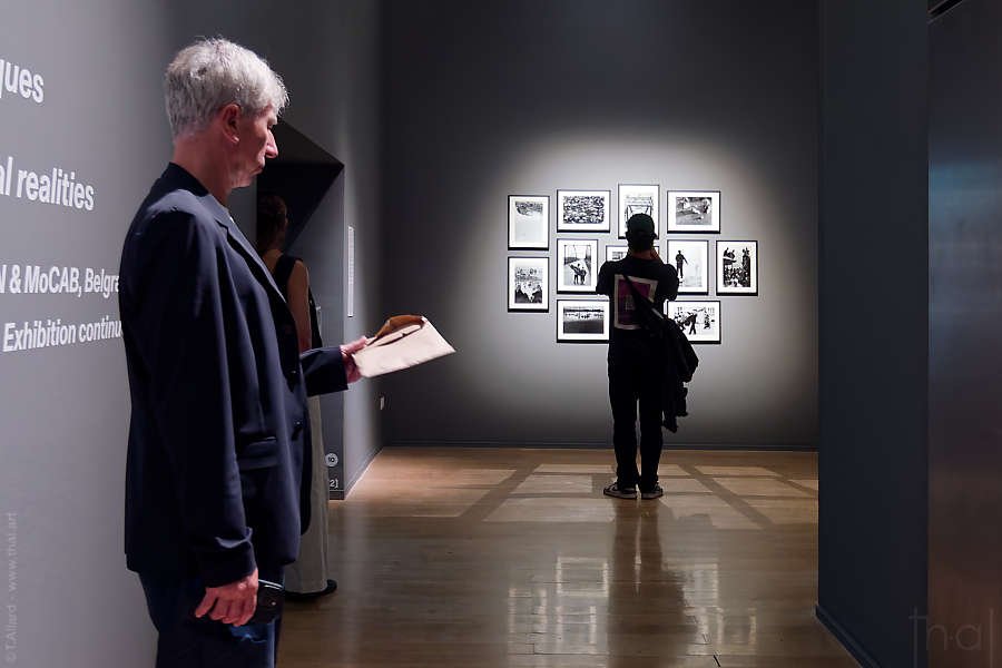 homme tenant une enveloppe au macLYON