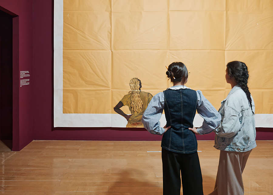 deux femmes devant une œuvre de Maxwell Alexandre-MacLYON