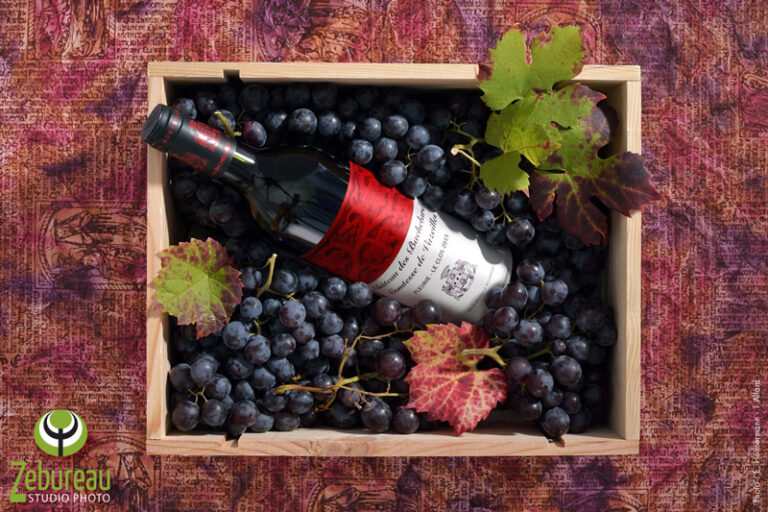 Packshot d'ambiance avec bouteille de vin