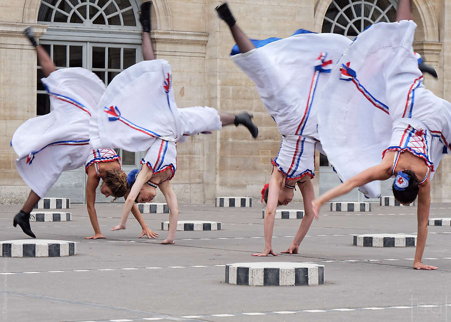 Danseuses de French Cancan faisant la roue dans la cour du Palais Royal