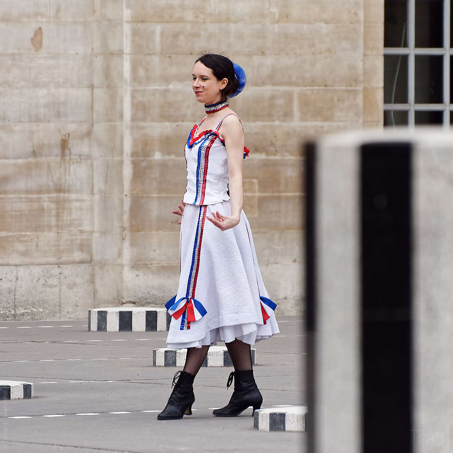 Danseuse de French Cancan au milieu des colonnes de Buren dans la cour du Palais Royal