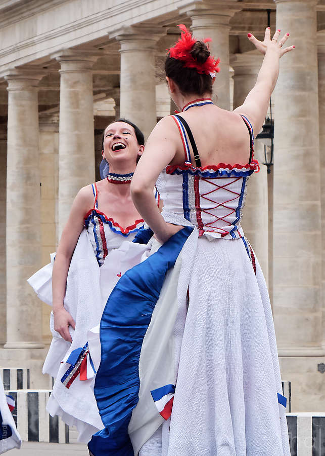 Danseuse de French Cancan riant devant une autre danseuse