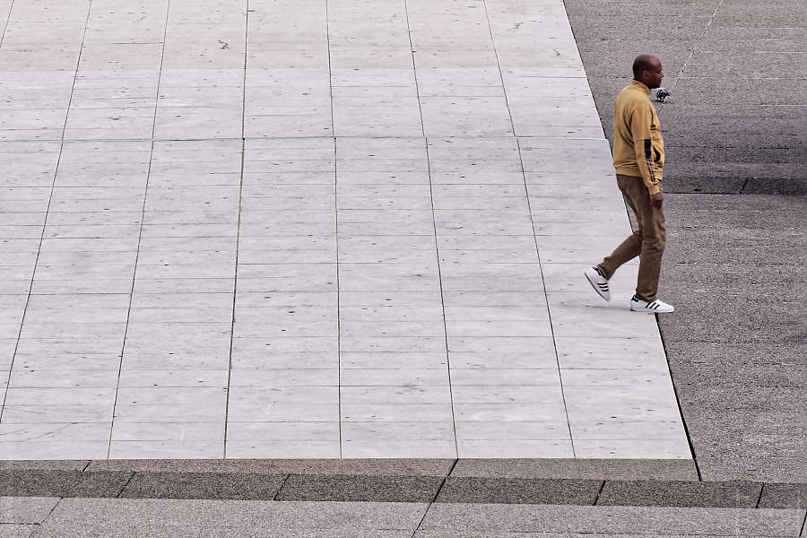 Homme franchissant une frontière virtuelle sur l'esplanade de la Défense