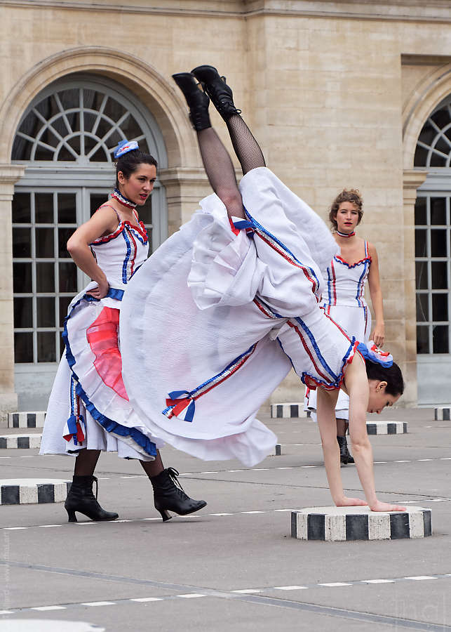 Danseuse de French Cancan faisant l'équilibre sur ses mains