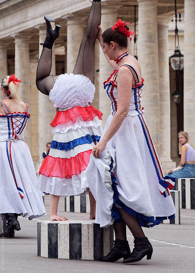 Frou-frou et jupe retournée d'une danseuse de French Cancan sur les mains