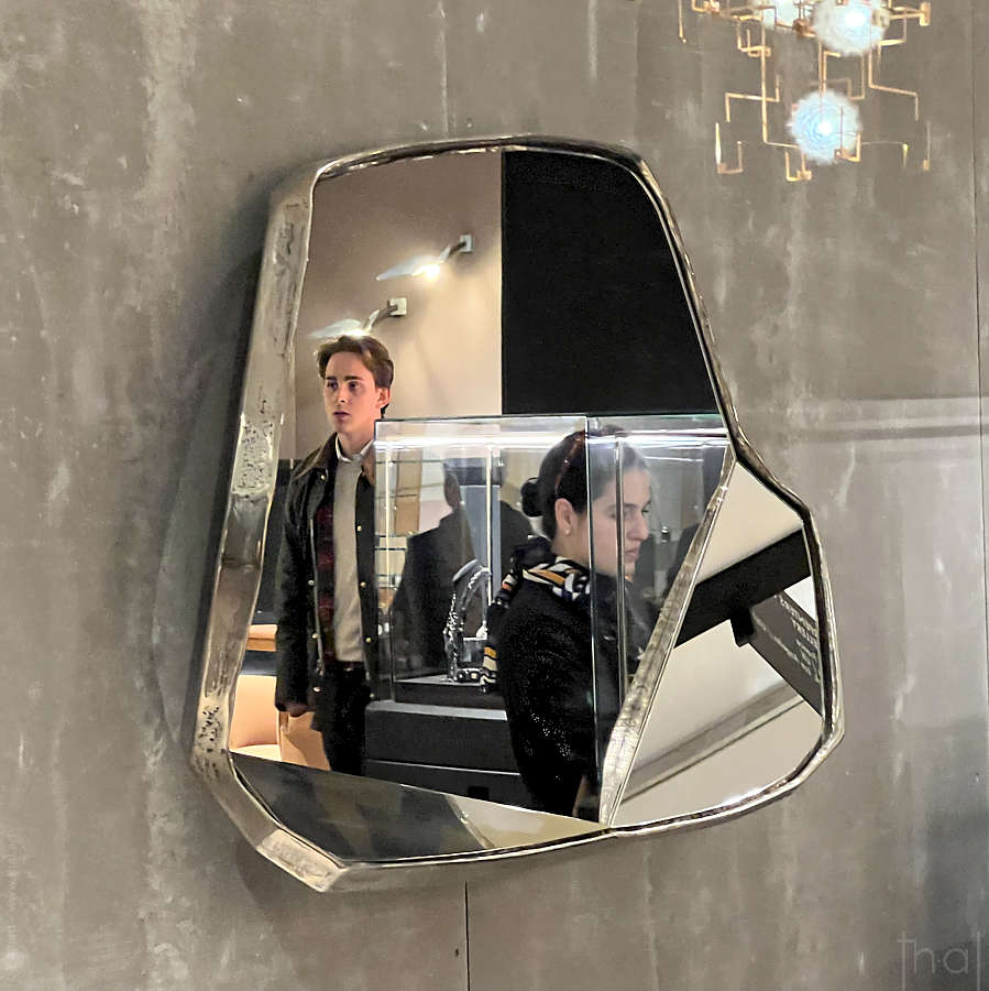 reflets d'un homme et d'une femme dans un du salon du PAD