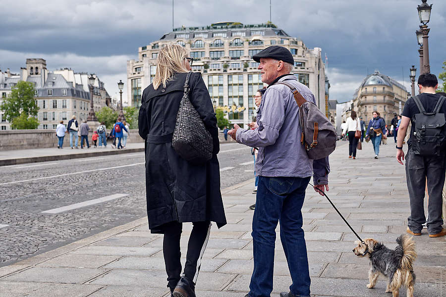 A conversation between a woman and a man on the Pont Neuf