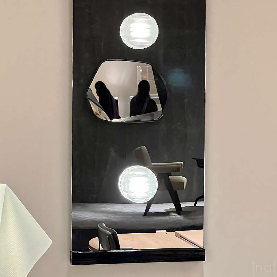 Double reflet de miroirs avec deux silhouettes de dos