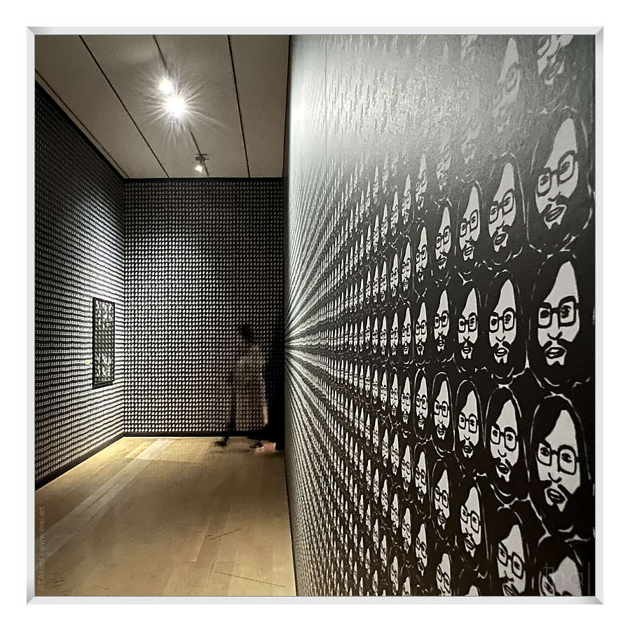 Effacement d'une visiteuse dans le motif mural répétitif de Jean-Claude Guillaumon au macLYON