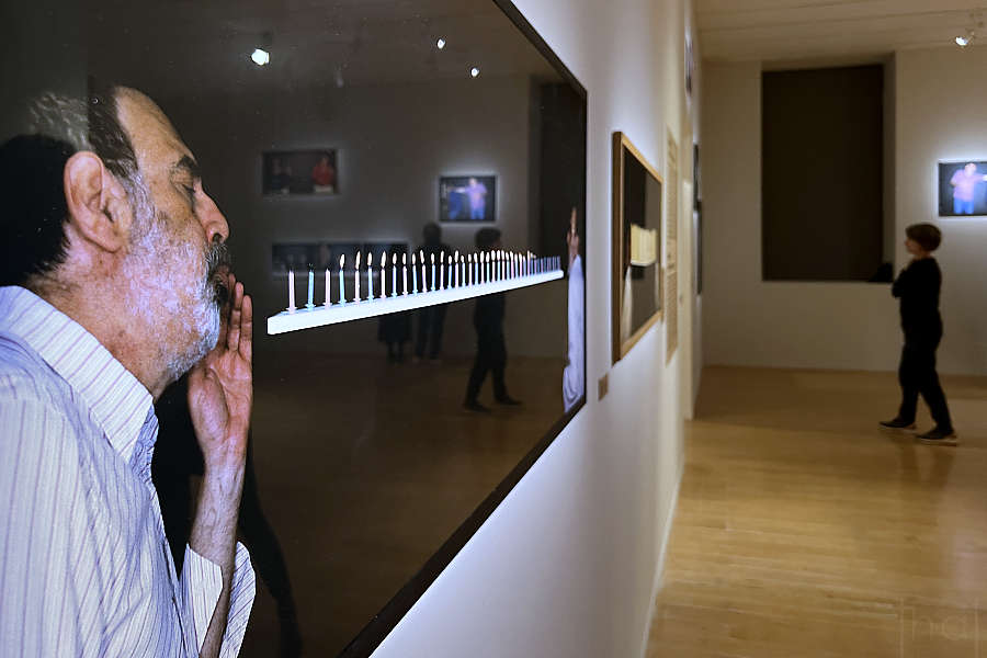 photographie panoramique ou deux versions de Guillaumon souflent sur des bougies