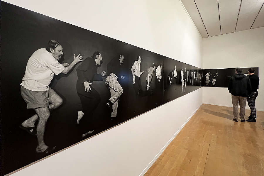 grande frise murale photographique ou Guillaumon se duplique et se suit