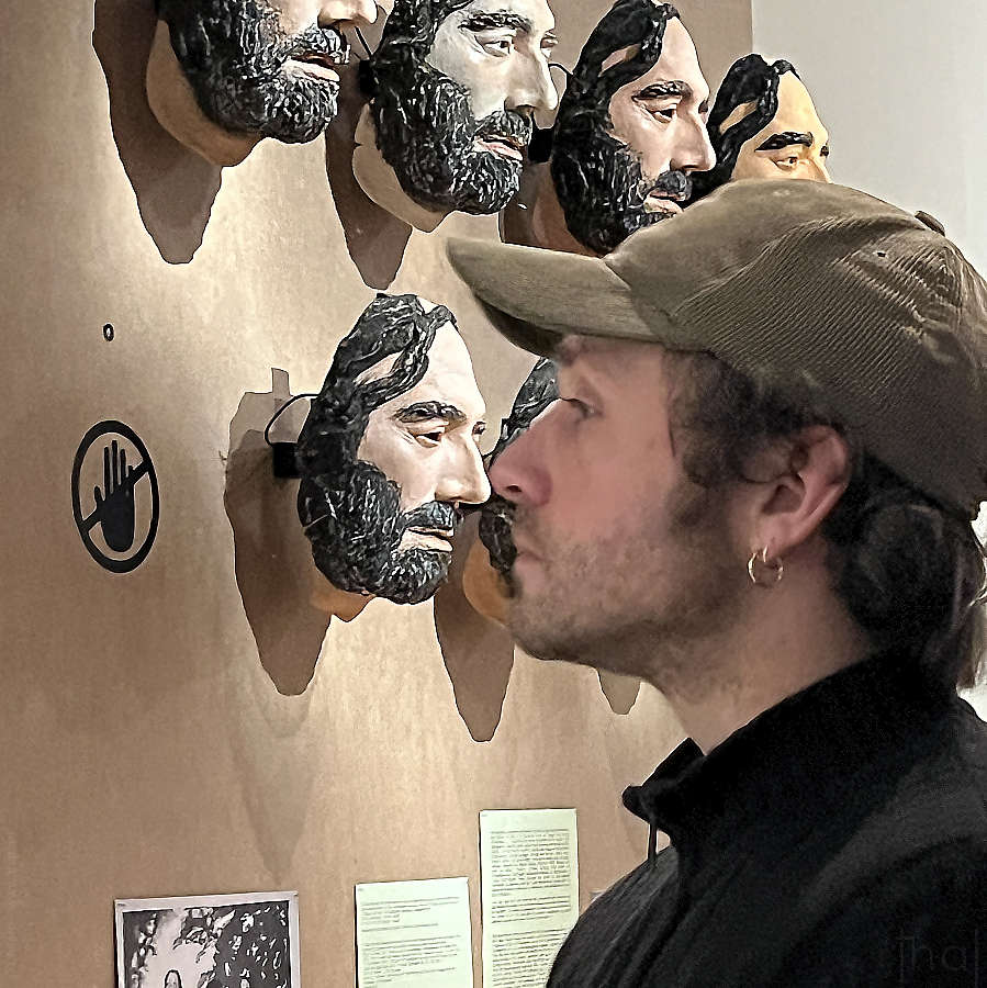 visage d'un visiteur nez-à-nez avec la sculpture du visage de Guillaumon