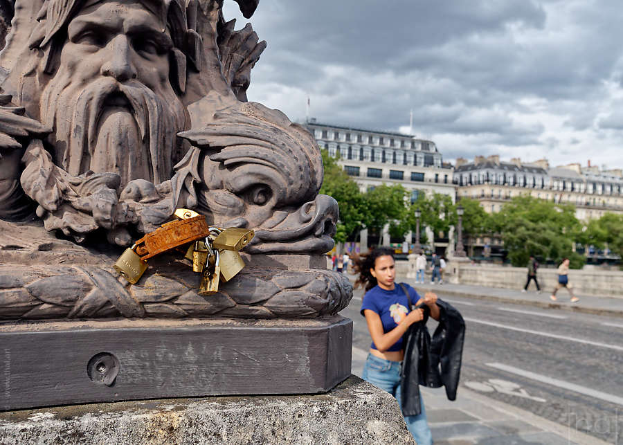 Pont Neuf mask with padlocks
