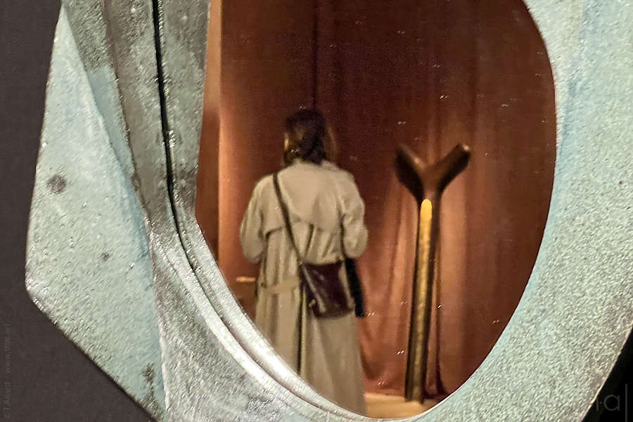 femme avec un trench coat se reflétant dans un miroir du Salon PAD