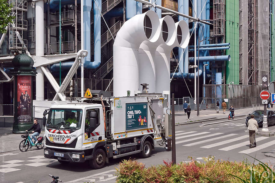 camion poubelle parisien recouvert d'une affiche, one two, Tri devant 3 tuyaux blancs du Centre Pompidou
