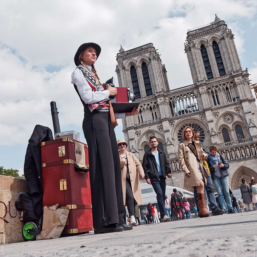 photographe costumée devant la cathédrale Notre-Dame