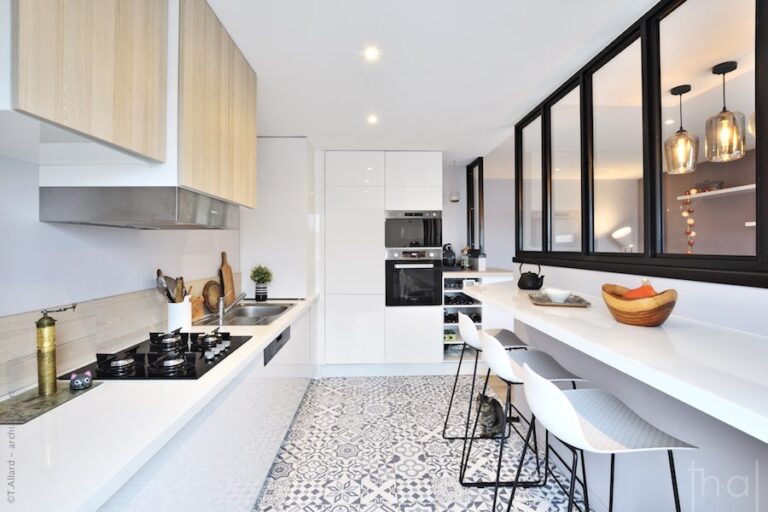 Photographie immobilière de cuisine avec un chat