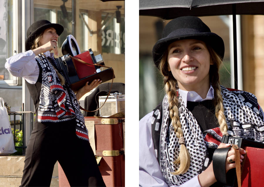 diptyque d'image montrant une photographe costumée tenant un boitier photo au style ancien
