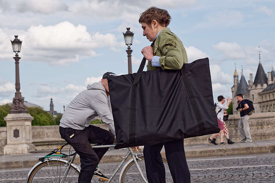 A cyclist whose face was obscured by a passerby’s bag on the Pont Neuf