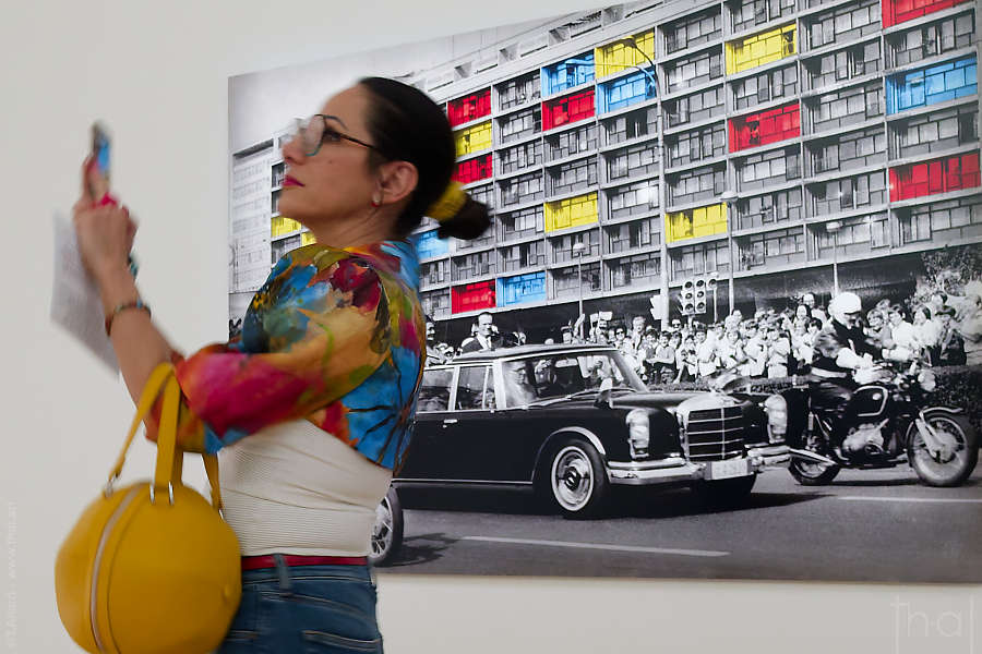 selfie devant une photographie de Sanja Ivekovic