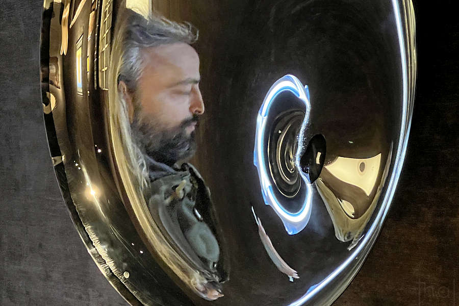 visage d'homme barbu déformé par un miroir