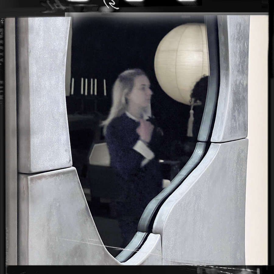 reflet un peu fantomatique d'une femme dans un miroir au PAD