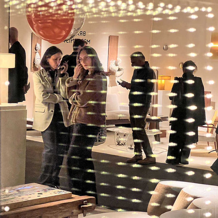 visiteuses du salon PAD à Paris se reflétant dans un miroir électrique