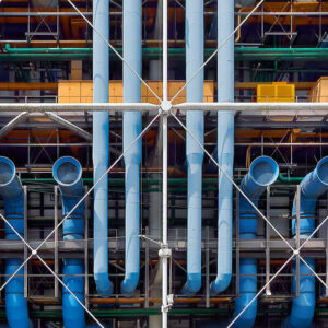 gros plan sur les tuyaux de la façade arrière du Centre Pompidou à Paris