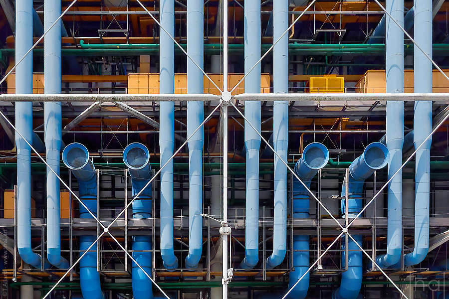 gros plan sur les tuyaux de la façade arrière du Centre Pompidou à Paris