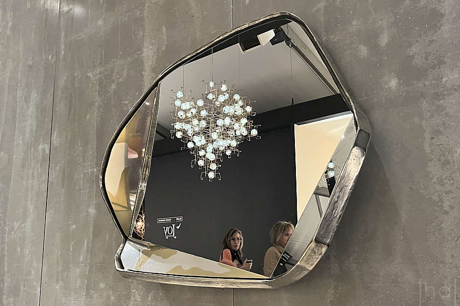 lustre design et visiteuses se reflétant dans une miroir au PAD
